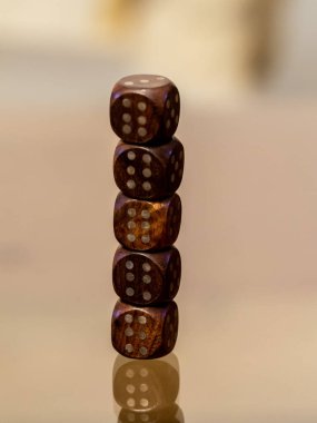 Zar oyunu, zar ile oynanan bir poker modu var.