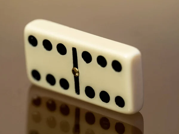 多米诺骨牌游戏 桌面上的战略游戏 由连接数字组成 — 图库照片