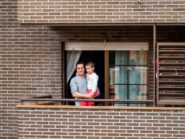 Madrid, İspanya - 29 Mart 2020: Covid-1 İspanya 'da alarm durumu. Madrid 'deki koronavirüs salgını her akşam saat 08: 00' de komşuları balkonlarına getirip bu epideyle savaşan doktorlar, hemşireler, polisler ve çalışanlara saygılarını sunar.