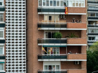 Madrid, İspanya - 29 Mart 2020: Covid-1 İspanya 'da alarm durumu. Madrid 'deki koronavirüs salgını her akşam saat 08: 00' de komşuları balkonlarına getirip bu epideyle savaşan doktorlar, hemşireler, polisler ve çalışanlara saygılarını sunar.