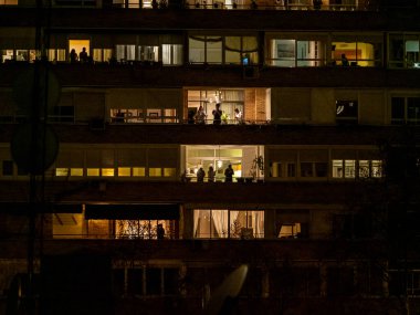 Madrid, İspanya - 21 Mart 2020: Covid-1 İspanya 'da alarm durumu. Madrid 'deki koronavirüs salgını her akşam saat 08: 00' de komşuları balkonlarına getirip bu epideyle savaşan doktorlar, hemşireler, polisler ve çalışanlara saygılarını sunar.