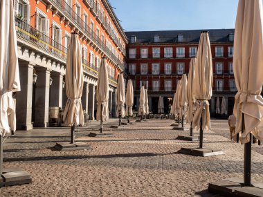 Madrid, İspanya - 14 Mart 2020: Covid-1 'de İspanya' da alarm durumu. İspanya 'nın başkentinin sokakları, özerk hükümetin okulların, eğlence merkezlerinin ve gereksiz işletmelerin kapatılmasına karar vermesiyle boşalmaya başladı.