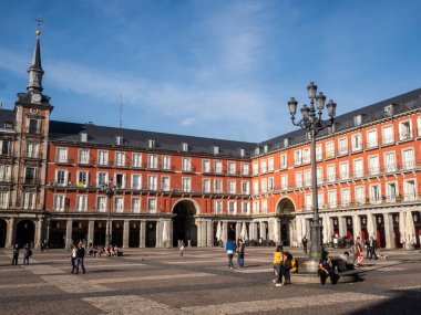 Madrid, İspanya - 14 Mart 2020: Covid-1 'de İspanya' da alarm durumu. İspanya 'nın başkentinin sokakları, özerk hükümetin okulların, eğlence merkezlerinin ve gereksiz işletmelerin kapatılmasına karar vermesiyle boşalmaya başladı.