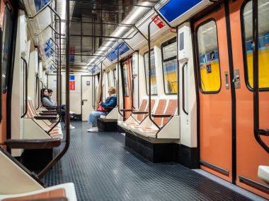Madrid, İspanya - 14 Mart 2020: Covid-1 'de İspanya' da alarm durumu. İspanya 'nın başkentinin sokakları, özerk hükümetin okulların, eğlence merkezlerinin ve gereksiz işletmelerin kapatılmasına karar vermesiyle boşalmaya başladı.