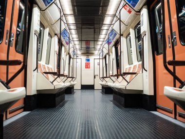 Madrid, İspanya - 14 Mart 2020: Covid-1 'de İspanya' da alarm durumu. İspanya 'nın başkentinin sokakları, özerk hükümetin okulların, eğlence merkezlerinin ve gereksiz işletmelerin kapatılmasına karar vermesiyle boşalmaya başladı.