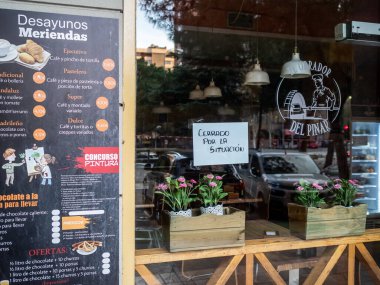 Madrid, İspanya - 14 Mart 2020: Covid-1 'de İspanya' da alarm durumu. İspanya 'nın başkentinin sokakları, özerk hükümetin okulların, eğlence merkezlerinin ve gereksiz işletmelerin kapatılmasına karar vermesiyle boşalmaya başladı.