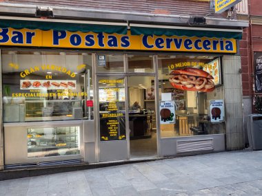 Madrid, İspanya - 14 Mart 2020: Covid-1 'de İspanya' da alarm durumu. İspanya 'nın başkentinin sokakları, özerk hükümetin okulların, eğlence merkezlerinin ve gereksiz işletmelerin kapatılmasına karar vermesiyle boşalmaya başladı.