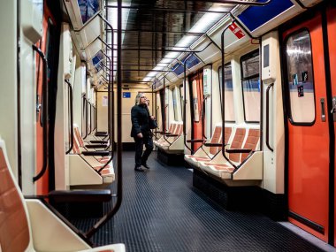 Madrid, İspanya - 15 Mart 2020: Covid-1 ile ilgili İspanya 'da alarm durumu. Hükümetin alarm durumuna geçme kararı sonrasında sokaklar bomboş kaldı. Okullar, eğlence merkezleri ve gereksiz işletmeler kapalı kalmalı.