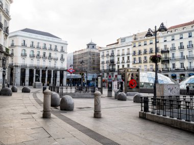 Madrid, İspanya - 15 Mart 2020: Covid-1 ile ilgili İspanya 'da alarm durumu. Hükümetin alarm durumuna geçme kararı sonrasında sokaklar bomboş kaldı. Okullar, eğlence merkezleri ve gereksiz işletmeler kapalı kalmalı.