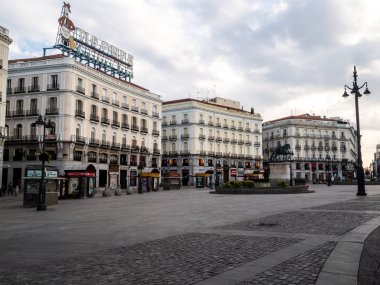 Madrid, İspanya - 15 Mart 2020: Covid-1 ile ilgili İspanya 'da alarm durumu. Hükümetin alarm durumuna geçme kararı sonrasında sokaklar bomboş kaldı. Okullar, eğlence merkezleri ve gereksiz işletmeler kapalı kalmalı.