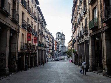 Madrid, İspanya - 15 Mart 2020: Covid-1 ile ilgili İspanya 'da alarm durumu. Hükümetin alarm durumuna geçme kararı sonrasında sokaklar bomboş kaldı. Okullar, eğlence merkezleri ve gereksiz işletmeler kapalı kalmalı.