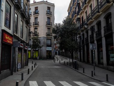Madrid, İspanya - 15 Mart 2020: Covid-1 ile ilgili İspanya 'da alarm durumu. Hükümetin alarm durumuna geçme kararı sonrasında sokaklar bomboş kaldı. Okullar, eğlence merkezleri ve gereksiz işletmeler kapalı kalmalı.
