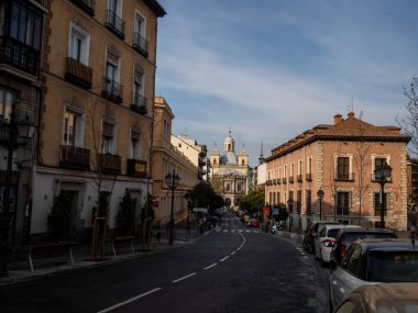 Madrid, İspanya - 15 Mart 2020: Covid-1 ile ilgili İspanya 'da alarm durumu. Hükümetin alarm durumuna geçme kararı sonrasında sokaklar bomboş kaldı. Okullar, eğlence merkezleri ve gereksiz işletmeler kapalı kalmalı.