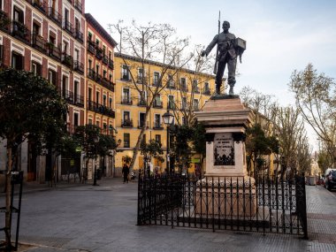 Madrid, İspanya - 15 Mart 2020: Covid-1 ile ilgili İspanya 'da alarm durumu. Hükümetin alarm durumuna geçme kararı sonrasında sokaklar bomboş kaldı. Okullar, eğlence merkezleri ve gereksiz işletmeler kapalı kalmalı.