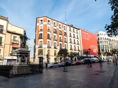 Madrid, İspanya - 15 Mart 2020: Covid-1 ile ilgili İspanya 'da alarm durumu. Hükümetin alarm durumuna geçme kararı sonrasında sokaklar bomboş kaldı. Okullar, eğlence merkezleri ve gereksiz işletmeler kapalı kalmalı.