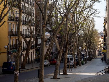 Madrid, İspanya - 15 Mart 2020: Covid-1 ile ilgili İspanya 'da alarm durumu. Hükümetin alarm durumuna geçme kararı sonrasında sokaklar bomboş kaldı. Okullar, eğlence merkezleri ve gereksiz işletmeler kapalı kalmalı.