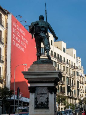 Madrid, İspanya - 15 Mart 2020: Covid-1 ile ilgili İspanya 'da alarm durumu. Hükümetin alarm durumuna geçme kararı sonrasında sokaklar bomboş kaldı. Okullar, eğlence merkezleri ve gereksiz işletmeler kapalı kalmalı.