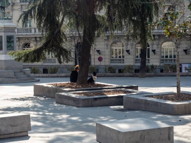 Madrid, İspanya - 15 Mart 2020: Covid-1 ile ilgili İspanya 'da alarm durumu. Hükümetin alarm durumuna geçme kararı sonrasında sokaklar bomboş kaldı. Okullar, eğlence merkezleri ve gereksiz işletmeler kapalı kalmalı.