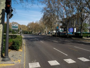 Madrid, İspanya - 15 Mart 2020: Covid-1 ile ilgili İspanya 'da alarm durumu. Hükümetin alarm durumuna geçme kararı sonrasında sokaklar bomboş kaldı. Okullar, eğlence merkezleri ve gereksiz işletmeler kapalı kalmalı.