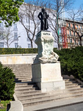 Madrid, İspanya - 15 Mart 2020: Covid-1 ile ilgili İspanya 'da alarm durumu. Hükümetin alarm durumuna geçme kararı sonrasında sokaklar bomboş kaldı. Okullar, eğlence merkezleri ve gereksiz işletmeler kapalı kalmalı.