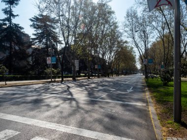 Madrid, İspanya - 15 Mart 2020: Covid-1 ile ilgili İspanya 'da alarm durumu. Hükümetin alarm durumuna geçme kararı sonrasında sokaklar bomboş kaldı. Okullar, eğlence merkezleri ve gereksiz işletmeler kapalı kalmalı.