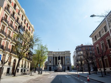 Madrid, İspanya - 15 Mart 2020: Covid-1 ile ilgili İspanya 'da alarm durumu. Hükümetin alarm durumuna geçme kararı sonrasında sokaklar bomboş kaldı. Okullar, eğlence merkezleri ve gereksiz işletmeler kapalı kalmalı.