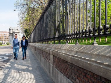 Madrid, İspanya - 15 Mart 2020: Covid-1 ile ilgili İspanya 'da alarm durumu. Hükümetin alarm durumuna geçme kararı sonrasında sokaklar bomboş kaldı. Okullar, eğlence merkezleri ve gereksiz işletmeler kapalı kalmalı.