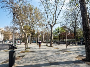 Madrid, İspanya - 15 Mart 2020: Covid-1 ile ilgili İspanya 'da alarm durumu. Hükümetin alarm durumuna geçme kararı sonrasında sokaklar bomboş kaldı. Okullar, eğlence merkezleri ve gereksiz işletmeler kapalı kalmalı.