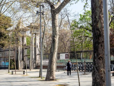 Madrid, İspanya - 15 Mart 2020: Covid-1 ile ilgili İspanya 'da alarm durumu. Hükümetin alarm durumuna geçme kararı sonrasında sokaklar bomboş kaldı. Okullar, eğlence merkezleri ve gereksiz işletmeler kapalı kalmalı.