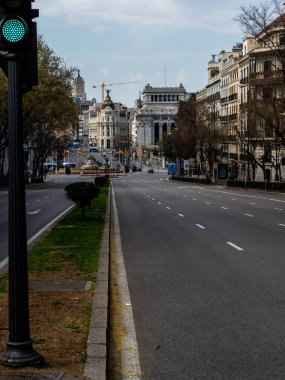 Madrid, İspanya - 15 Mart 2020: Covid-1 ile ilgili İspanya 'da alarm durumu. Hükümetin alarm durumuna geçme kararı sonrasında sokaklar bomboş kaldı. Okullar, eğlence merkezleri ve gereksiz işletmeler kapalı kalmalı.