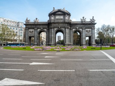 Madrid, İspanya - 15 Mart 2020: Covid-1 ile ilgili İspanya 'da alarm durumu. Hükümetin alarm durumuna geçme kararı sonrasında sokaklar bomboş kaldı. Okullar, eğlence merkezleri ve gereksiz işletmeler kapalı kalmalı.