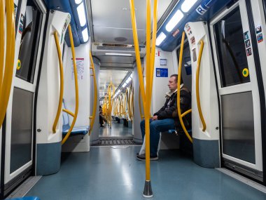 Madrid, İspanya - 15 Mart 2020: Covid-1 ile ilgili İspanya 'da alarm durumu. Hükümetin alarm durumuna geçme kararı sonrasında sokaklar bomboş kaldı. Okullar, eğlence merkezleri ve gereksiz işletmeler kapalı kalmalı.