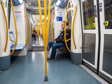 Madrid, İspanya - 15 Mart 2020: Covid-1 ile ilgili İspanya 'da alarm durumu. Hükümetin alarm durumuna geçme kararı sonrasında sokaklar bomboş kaldı. Okullar, eğlence merkezleri ve gereksiz işletmeler kapalı kalmalı.