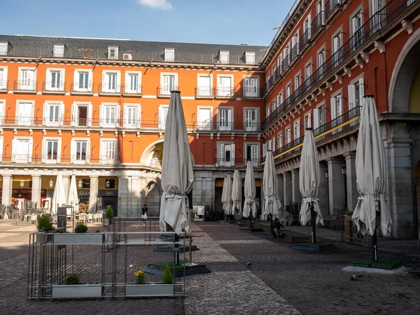 Madrid, İspanya - 14 Mart 2020: Covid-1 'de İspanya' da alarm durumu. İspanya 'nın başkentinin sokakları, özerk hükümetin okulların, eğlence merkezlerinin ve gereksiz işletmelerin kapatılmasına karar vermesiyle boşalmaya başladı.