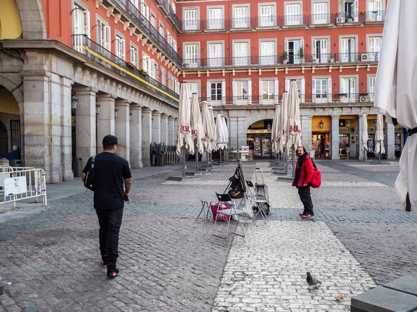 Madrid, İspanya - 14 Mart 2020: Covid-1 'de İspanya' da alarm durumu. İspanya 'nın başkentinin sokakları, özerk hükümetin okulların, eğlence merkezlerinin ve gereksiz işletmelerin kapatılmasına karar vermesiyle boşalmaya başladı.