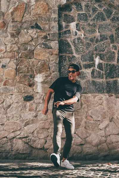 Homem africano em roupas casuais dançando — Fotografia de Stock