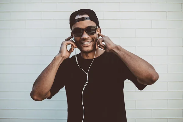 Hombre africano guapo en gorra y auriculares — Foto de Stock