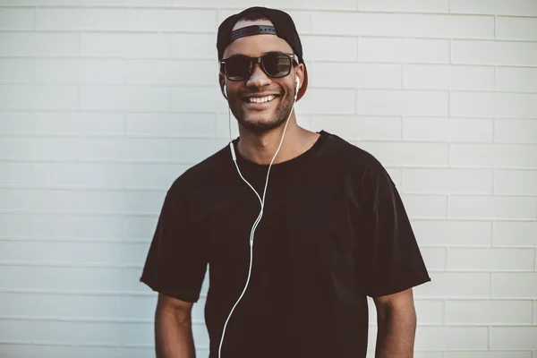 Hombre africano guapo en gorra y auriculares — Foto de Stock