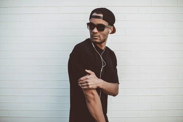 Hombre africano guapo en gorra y auriculares — Foto de Stock