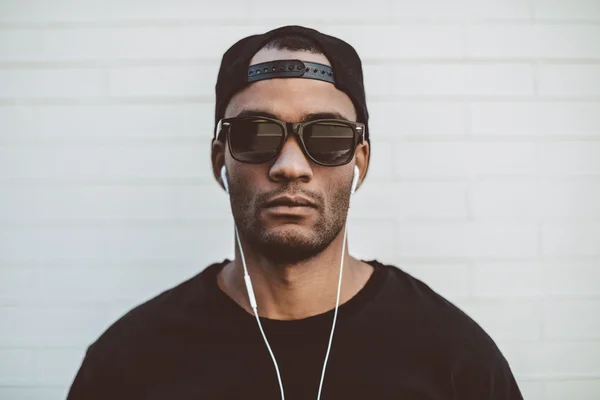 Hombre africano guapo en gorra y auriculares — Foto de Stock