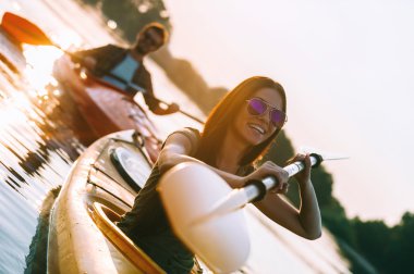 Nehirde birlikte kano yapan güzel bir çift.