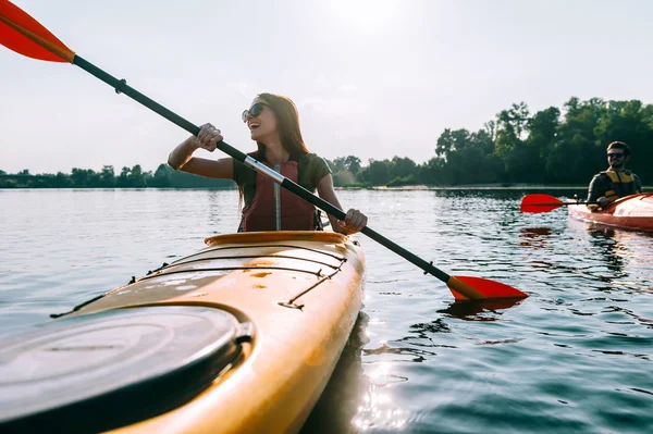 Bella coppia kayak sul fiume insieme — Foto Stock