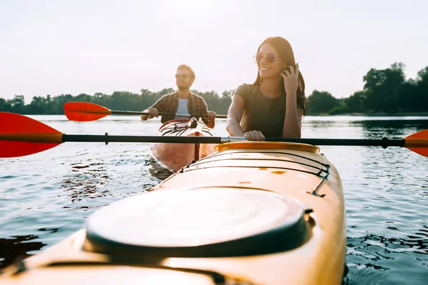 Beautiful couple kayaking on river together — Stock Photo, Image