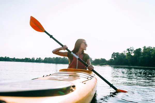 Vacker kvinna kajakpaddling — Stockfoto