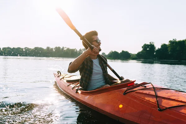 Ung man kajakpaddling — Stockfoto