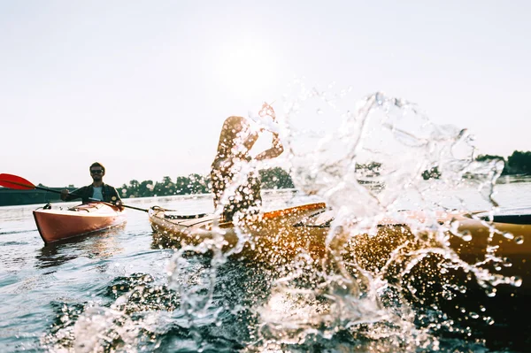 Krásný pár kajak na řece spolu — Stock fotografie