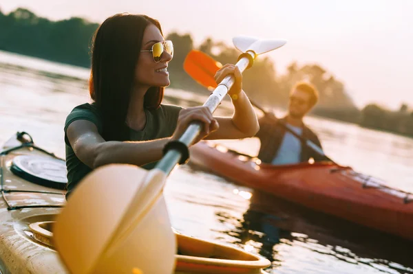 Hermosa pareja de kayak en el río juntos — Foto de Stock