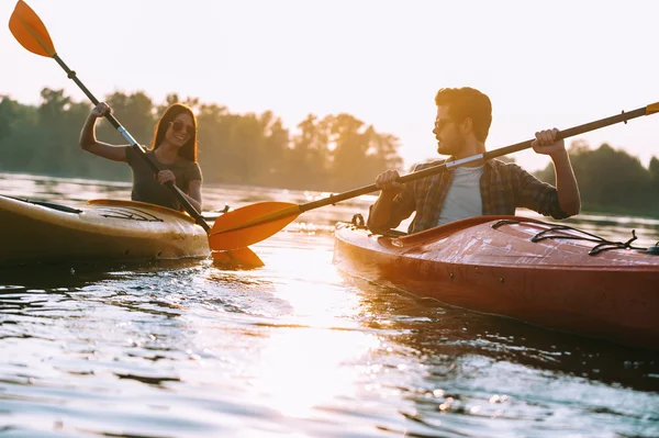 Bella coppia kayak sul fiume insieme — Foto Stock