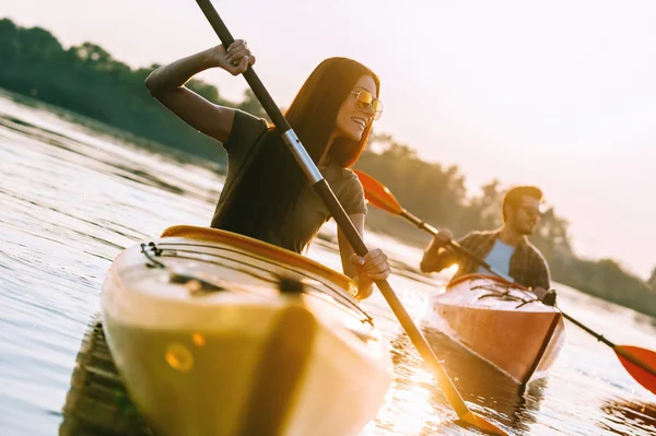 Beau couple kayak sur la rivière ensemble — Photo