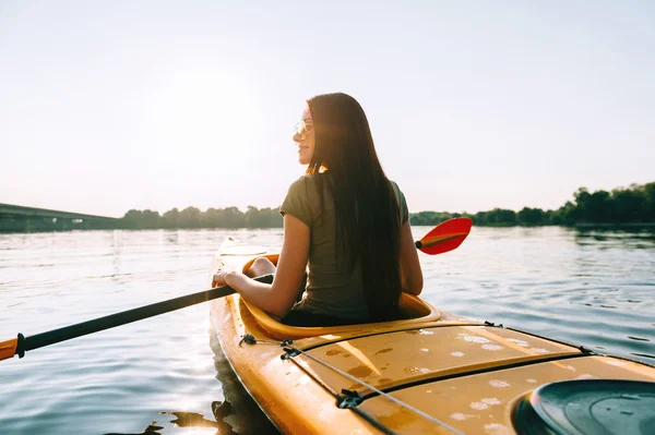 Vacker kvinna kajakpaddling — Stockfoto